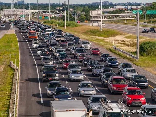 自驾回家过年，遭遇高速堵车，解决内急的5个小妙招