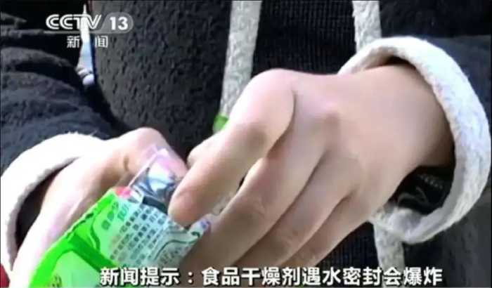 5岁男孩误吞整包干燥剂，妈妈60秒急救处理，获医生夸赞：很有用